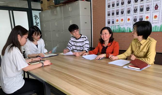 图为:我校参会代表与厦门市智力残疾人及亲友协会主席签订协议