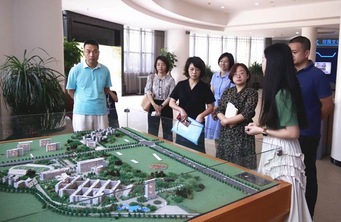 参观校史馆和学校 (4)